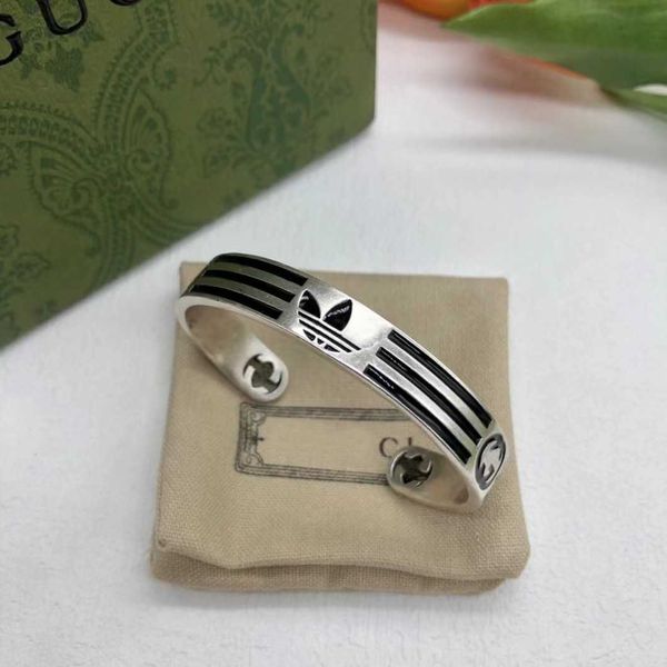 factory direct sales 2023 new luxury fashion jewelry for ancient family trilobal black enamel couple co-branded bracelet
factory direct sales 2023 new luxury fashion jewelry for ancient family trilobal black enamel couple co-branded bracelet