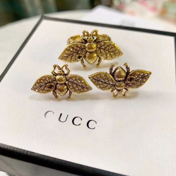 factory wholesale 2023 new luxury fashion jewelry for new little bee net double earrings silver needle classic jewelry ring, Golden
factory wholesale 2023 new luxury fashion jewelry for new little bee net double earrings silver needle classic jewelry ring, Golden