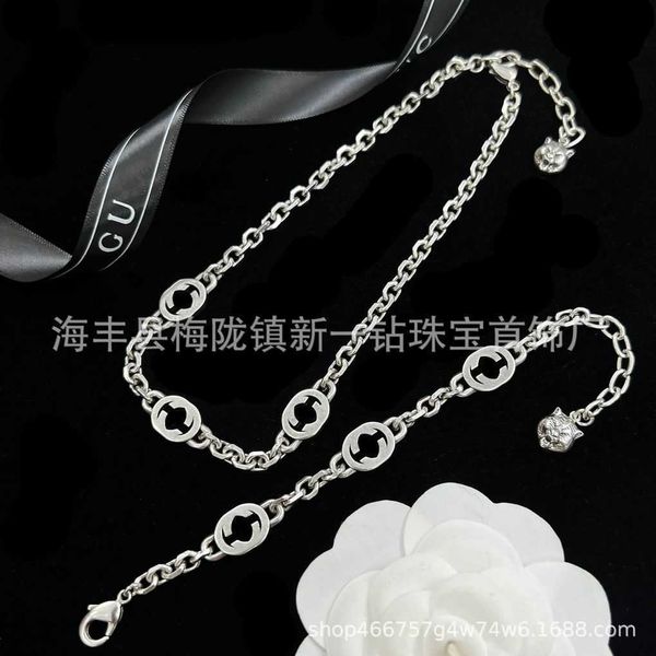 luxury jewelry silver chain lion head ancient family interlocking hollowed-out bracelet made of old earrings female
luxury jewelry silver chain lion head ancient family interlocking hollowed-out bracelet made of old earrings female