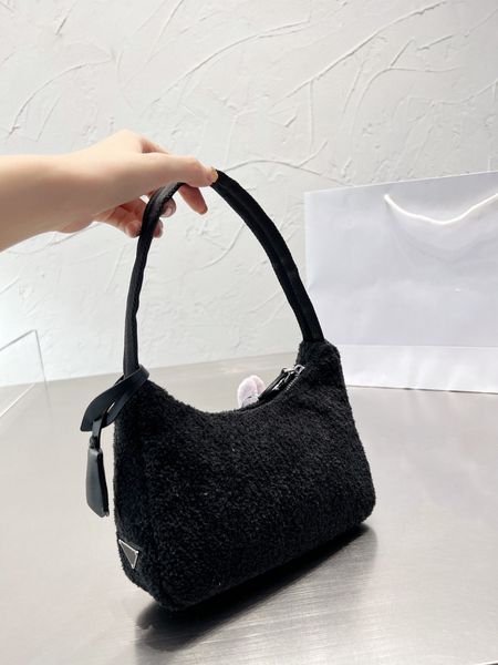 2023 plush underarm bag designer shoulder bag fashion luxury handbag women's crossbody bag 3 colors winter styles fabric comfort
2023 plush underarm bag designer shoulder bag fashion luxury handbag women's crossbody bag 3 colors winter styles fabric comfort