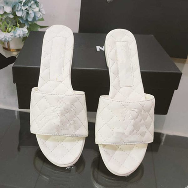 2023 designer women slippers womens slides plaid check grid calf leather slippers quilted luxurys chain c buckle beach summer vacation sanda, Black
2023 designer women slippers womens slides plaid check grid calf leather slippers quilted luxurys chain c buckle beach summer vacation sanda, Black