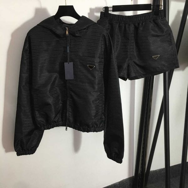 23ss designer brand new women sports suit long sleeves hoodie shorts set letter striped jacquard hooded zipper trench coat elastic waist cas, Gray
23ss designer brand new women sports suit long sleeves hoodie shorts set letter striped jacquard hooded zipper trench coat elastic waist cas, Gray