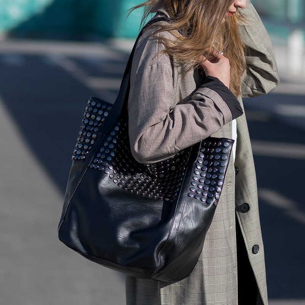 shopping bags casual big tote women fashion rivet shoulder bag designer soft pu leather handbags ladies large daily female 230304
shopping bags casual big tote women fashion rivet shoulder bag designer soft pu leather handbags ladies large daily female 230304