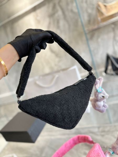 5a plush triangle underarm bag fashion one shoulder bag 2022 winter luxury designer crossbody bag handbag purse black white pink
5a plush triangle underarm bag fashion one shoulder bag 2022 winter luxury designer crossbody bag handbag purse black white pink