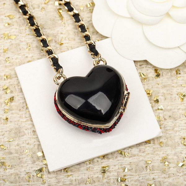 2023 luxury quality charm pendant necklace long chain and black genuine leather cell design have box stamp ps3864, Silver
2023 luxury quality charm pendant necklace long chain and black genuine leather cell design have box stamp ps3864, Silver