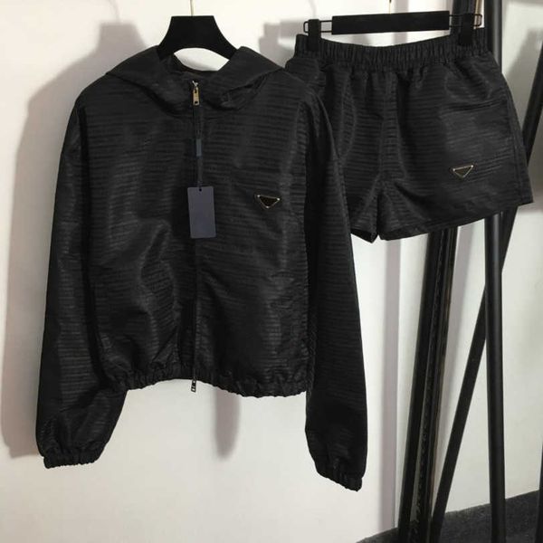 23ss designer brand new women sports suit long sleeves hoodie shorts set letter striped jacquard hooded zipper trench coat elastic waist cas, Gray
23ss designer brand new women sports suit long sleeves hoodie shorts set letter striped jacquard hooded zipper trench coat elastic waist cas, Gray
