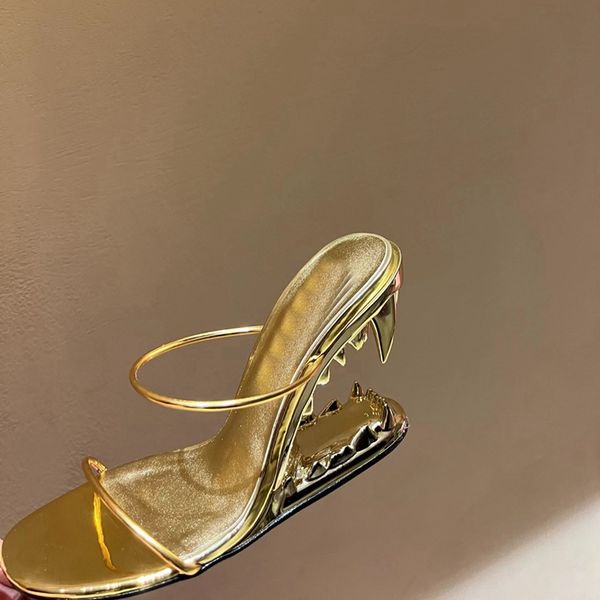 the european and american blogger runway looks slippers with female fashion spike, Black
the european and american blogger runway looks slippers with female fashion spike, Black