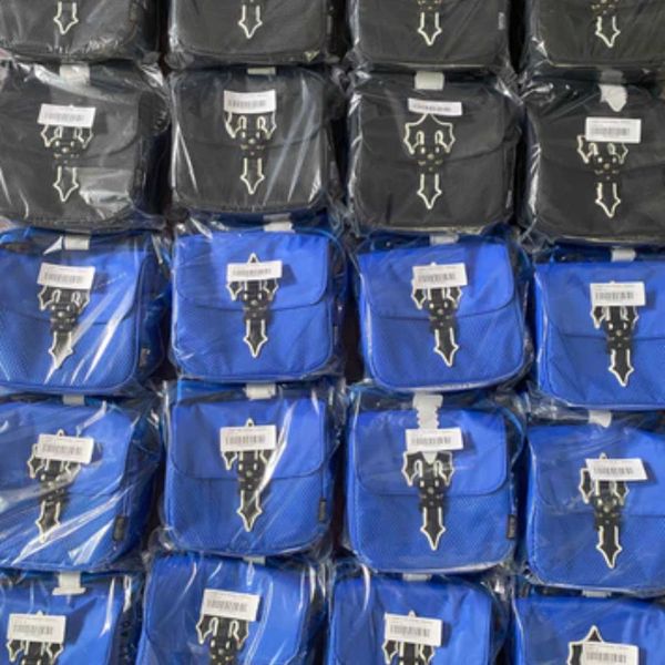 trapstar fashion brand classic blue crossbody bag couple's same small square bag workwear style lightweight simple canvas bag
trapstar fashion brand classic blue crossbody bag couple's same small square bag workwear style lightweight simple canvas bag