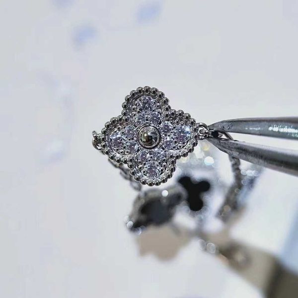 fanjia lucky clover v gold panda five-flower bracelet female 925 double-sided middle diamond laser sapphire blue white shell, Black
fanjia lucky clover v gold panda five-flower bracelet female 925 double-sided middle diamond laser sapphire blue white shell, Black