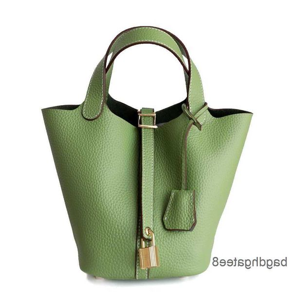 locks 2023 bag h designer bags basket tote layer kraft vegetable women s leather 18cm picotin bucket hand litchi pattern nlhv cvn k8bg
locks 2023 bag h designer bags basket tote layer kraft vegetable women s leather 18cm picotin bucket hand litchi pattern nlhv cvn k8bg