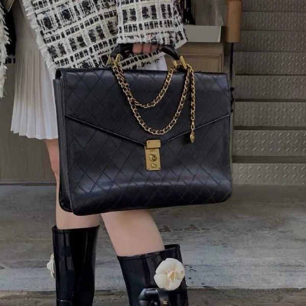 fashion design in ancient briefcase 2023 new retro rhombus chain bag commuter shoulder bag
fashion design in ancient briefcase 2023 new retro rhombus chain bag commuter shoulder bag