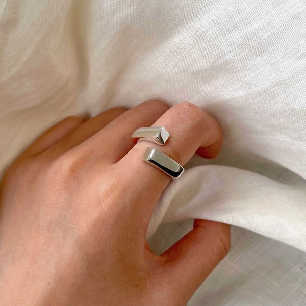 cluster rings new trend creative punk design irregular geometric silver color gold ring for women men jewelry gift l230306, Golden;silver
cluster rings new trend creative punk design irregular geometric silver color gold ring for women men jewelry gift l230306, Golden;silver
