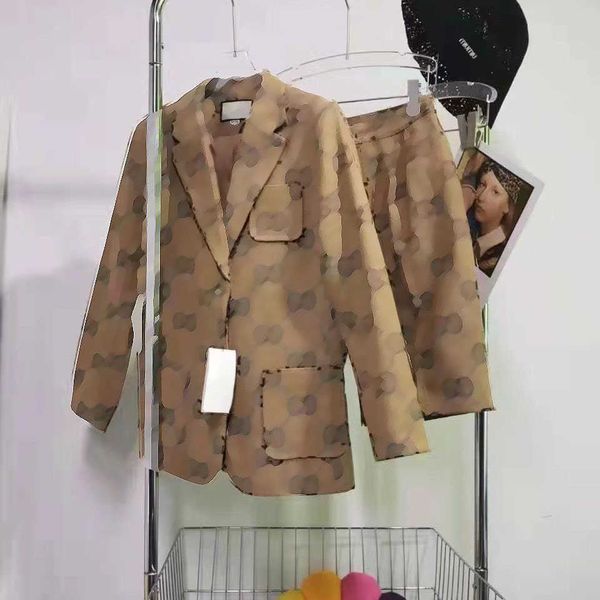 22ss designer brand women suit coat shorts two piece suits early spring full letters jacquard retro english style womens clothing, White
22ss designer brand women suit coat shorts two piece suits early spring full letters jacquard retro english style womens clothing, White