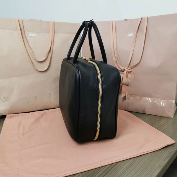 classic women's bag, high-end customized quality handbag, fashion business casual style, women's handbag cowhide material model 5b
classic women's bag, high-end customized quality handbag, fashion business casual style, women's handbag cowhide material model 5b