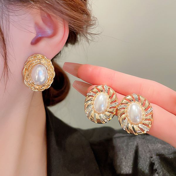 french charm elegant retro temperament pearl shiny rhinestone classic earrings for women girl party jewelry gift 2023 new, Golden
french charm elegant retro temperament pearl shiny rhinestone classic earrings for women girl party jewelry gift 2023 new, Golden