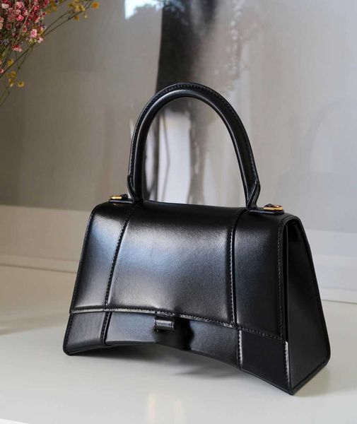 luxury genuine leather designer crocodile pattern handbag chain metal brand retro hourglass clutch crossbody bags women's mens with
luxury genuine leather designer crocodile pattern handbag chain metal brand retro hourglass clutch crossbody bags women's mens with