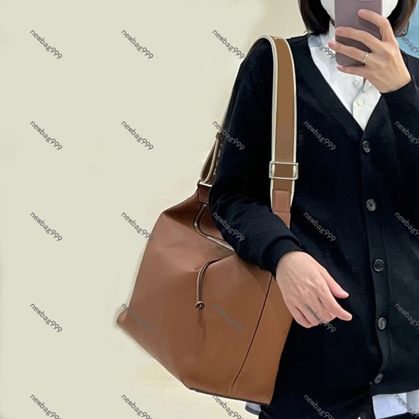 women cubi bag fashion shoulder bags head layer cowhide one-shoulder messenger bag computer bag luxury designer crossbody bag letter embroid
women cubi bag fashion shoulder bags head layer cowhide one-shoulder messenger bag computer bag luxury designer crossbody bag letter embroid