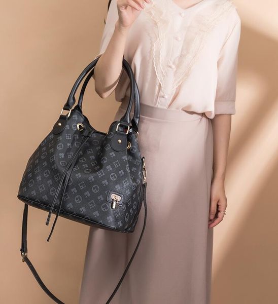 high-quality luxury printed women bags 2023008 design bucket classic fashion women shoulder messenger bag pu high capacity handbag
high-quality luxury printed women bags 2023008 design bucket classic fashion women shoulder messenger bag pu high capacity handbag