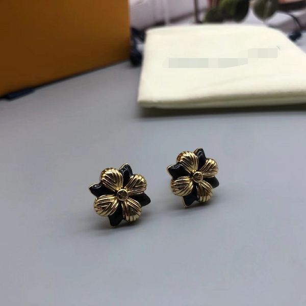2022 stainless steel women designer stud luxury style simple v love couple earrings for lady party wedding gifts wholesale e-111, Golden;silver
2022 stainless steel women designer stud luxury style simple v love couple earrings for lady party wedding gifts wholesale e-111, Golden;silver