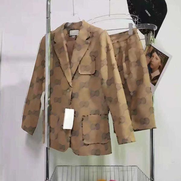 22ss designer brand women suit coat shorts two piece suits early spring full letters jacquard retro english style womens clothing a1, White
22ss designer brand women suit coat shorts two piece suits early spring full letters jacquard retro english style womens clothing a1, White