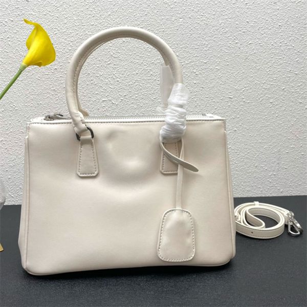 2023 tote fashion classic bags all-match genuine leather letter totes vintage women handbags shoulder bag
2023 tote fashion classic bags all-match genuine leather letter totes vintage women handbags shoulder bag