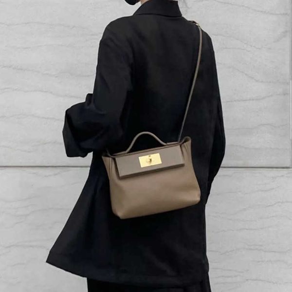 h 2424 advanced handbag 2023 new layer cow leather 2424 wing mini fashion versatile one shoulder cross body portable for women
h 2424 advanced handbag 2023 new layer cow leather 2424 wing mini fashion versatile one shoulder cross body portable for women