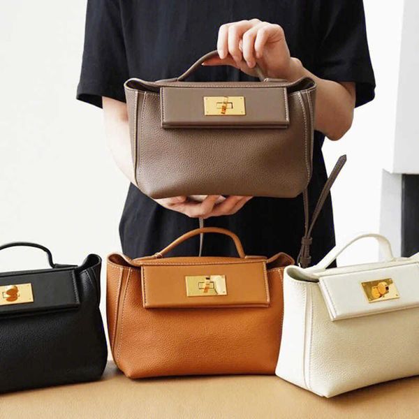 h 2424 advanced handbag 2023 new fashion portable messenger commuting tote women s shoulder
h 2424 advanced handbag 2023 new fashion portable messenger commuting tote women s shoulder