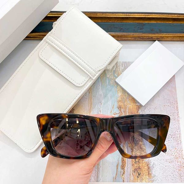 Womens sunglasses Summer Style 40187 Designer Fashion Havana Cat eye Frame avantgarde wild style High Quality Outdoor Sunshade belt original protection boxs
Womens sunglasses Summer Style 40187 Designer Fashion Havana Cat eye Frame avantgarde wild style High Quality Outdoor Sunshade belt original protection boxs