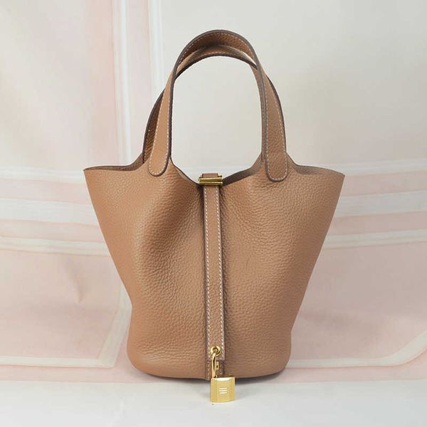 designer original herms 2023 new genuine leather women's bag lychee grain first layer kraft vegetable basket bag hand simple fashion bu
designer original herms 2023 new genuine leather women's bag lychee grain first layer kraft vegetable basket bag hand simple fashion bu
