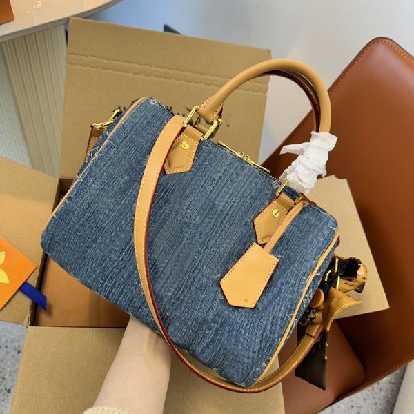 luxury shoulder bag women's pillow bag designer design tote bag shopping bag distribution scarves
luxury shoulder bag women's pillow bag designer design tote bag shopping bag distribution scarves