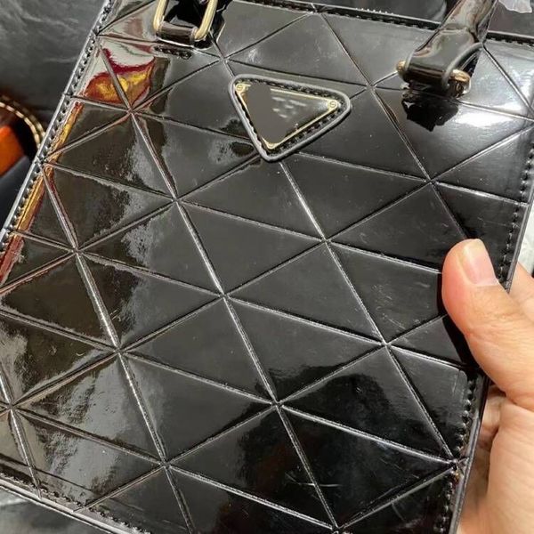 23ss women's handbag patent leather mirror portable small square bag triangle chain mobile phone bag single shoulder messenger bag blac
23ss women's handbag patent leather mirror portable small square bag triangle chain mobile phone bag single shoulder messenger bag blac