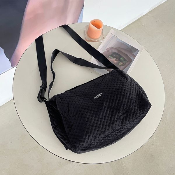 evening bags fashion solid color shoulder bag autumn and winter women cotton simple handbags girl black large capacity barrel shape 230308
evening bags fashion solid color shoulder bag autumn and winter women cotton simple handbags girl black large capacity barrel shape 230308