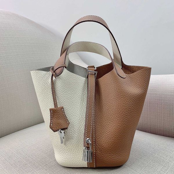designer original herms 2023 new high-grade head leather lychee pattern color matching vegetable basket bucket bag fashion versatile hand-he
designer original herms 2023 new high-grade head leather lychee pattern color matching vegetable basket bucket bag fashion versatile hand-he