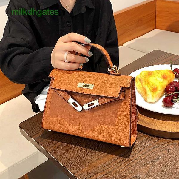 h kelys designer bags popular temperament 2023 new autumn and winter messenger small square portable carrie women's high quality
h kelys designer bags popular temperament 2023 new autumn and winter messenger small square portable carrie women's high quality