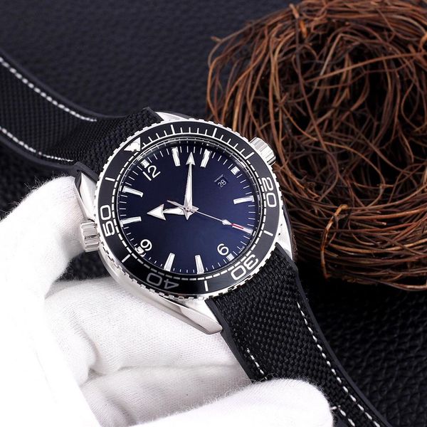 3-pin boutique style men's watch automatic mechanical movement imported diamond film water crystal mirror diameter 40m292e, Slivery;brown
3-pin boutique style men's watch automatic mechanical movement imported diamond film water crystal mirror diameter 40m292e, Slivery;brown