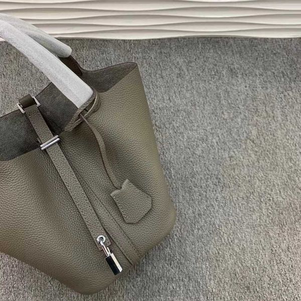 h bag designer original vegetable basket bag 2023 new color togo layer cow leather high-grade bucket silver buckle mother
h bag designer original vegetable basket bag 2023 new color togo layer cow leather high-grade bucket silver buckle mother