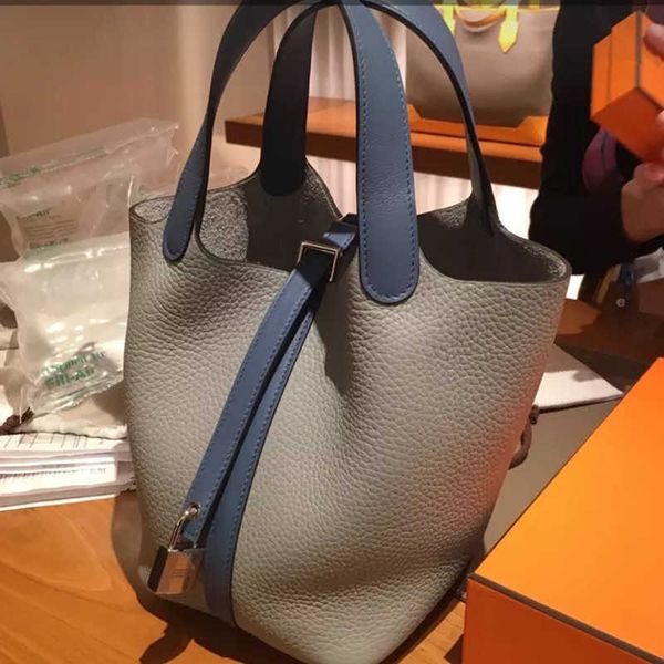 h bag designer original 2023 new layer litchi grain kraft vegetable basket bag fashion one shoulder portable leisure bucket bag
h bag designer original 2023 new layer litchi grain kraft vegetable basket bag fashion one shoulder portable leisure bucket bag