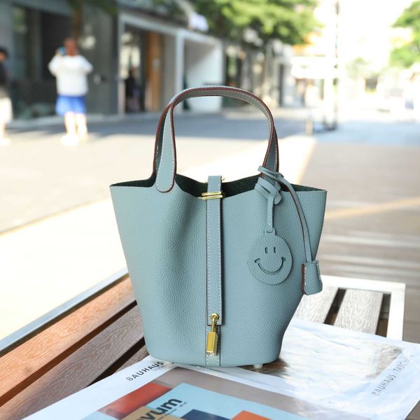 designer original herms 2023 new kraft vegetable basket women's bag leather bucket handle single shoulder litchi pattern bucket bag l5q
designer original herms 2023 new kraft vegetable basket women's bag leather bucket handle single shoulder litchi pattern bucket bag l5q