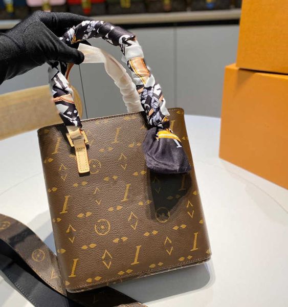 high-quality designer women's bag luxurious genuine leather bags party shoulder bag direct from manufacturer
high-quality designer women's bag luxurious genuine leather bags party shoulder bag direct from manufacturer