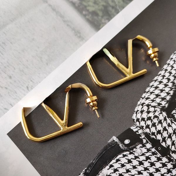 european and american elegant letter metal texture gold-plated earrings retro all-match earrings for women, Golden;silver
european and american elegant letter metal texture gold-plated earrings retro all-match earrings for women, Golden;silver
