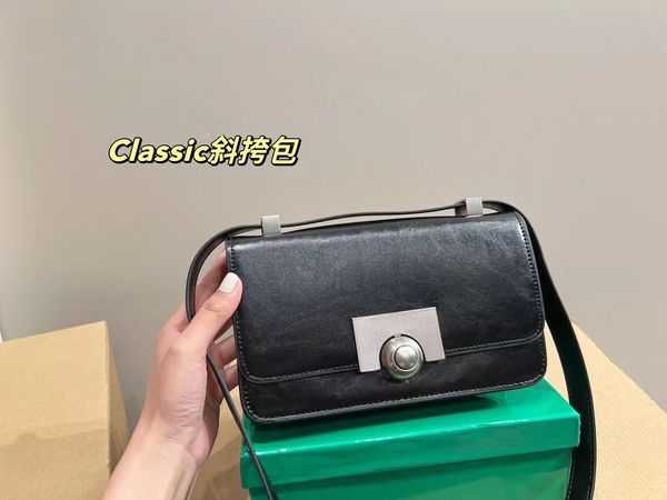 luxury designer shoulder bag women's cowhide handbag large woven clutch crossbody bag classic women's fashion bag 22*13cm with box
luxury designer shoulder bag women's cowhide handbag large woven clutch crossbody bag classic women's fashion bag 22*13cm with box