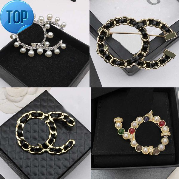 23ss 19color 18k gold plated letters brooches small sweet wind women luxury brand designer crystal pearl brooch pins metal jewelry fashion, Gray
23ss 19color 18k gold plated letters brooches small sweet wind women luxury brand designer crystal pearl brooch pins metal jewelry fashion, Gray