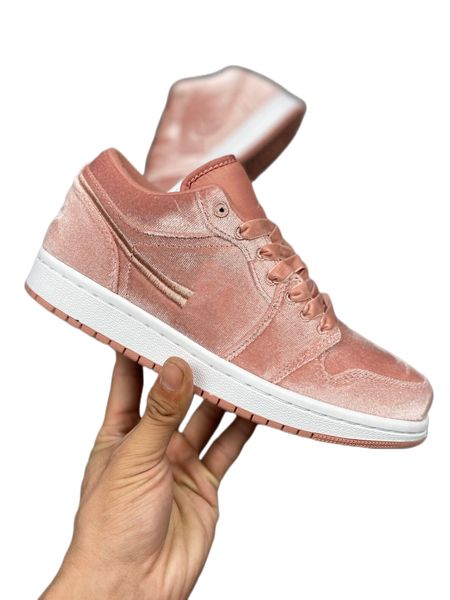 2023 designer 1s basjetball shoes 1 low se pink velvet white rust pink brand name lifestyles casual sneakers
2023 designer 1s basjetball shoes 1 low se pink velvet white rust pink brand name lifestyles casual sneakers