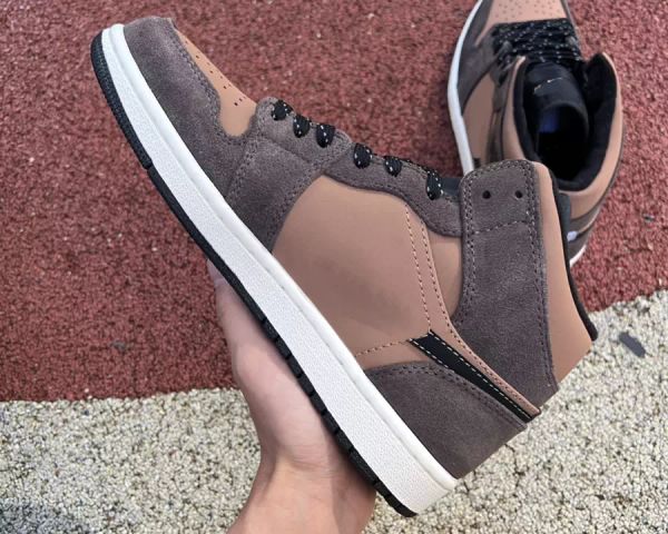 2023 basketball shoes jumpman 1 mid 1s brown black men women fashion trainers sneakers sports coming with box
2023 basketball shoes jumpman 1 mid 1s brown black men women fashion trainers sneakers sports coming with box