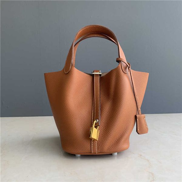 h bag designer original 2023 fresh goods cowhide fashion versatile vegetable basket casual bag leather simple portable women's
h bag designer original 2023 fresh goods cowhide fashion versatile vegetable basket casual bag leather simple portable women's