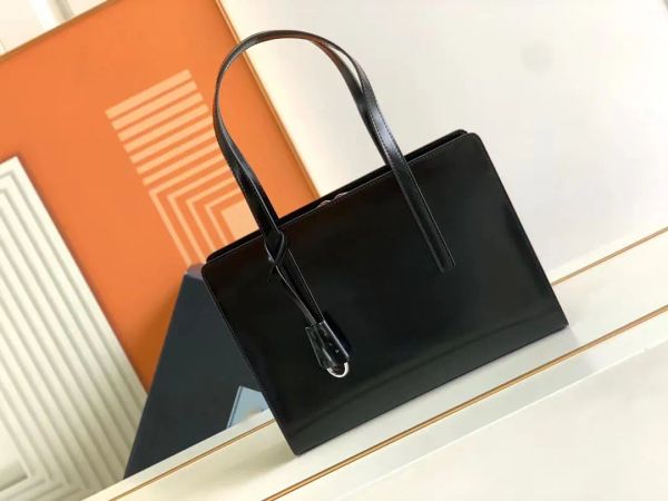 luxury re-edition 1995 brushed-leather hand designer bag geometric silhouette lines totes metal hardware handles letter lady zipper closure
luxury re-edition 1995 brushed-leather hand designer bag geometric silhouette lines totes metal hardware handles letter lady zipper closure
