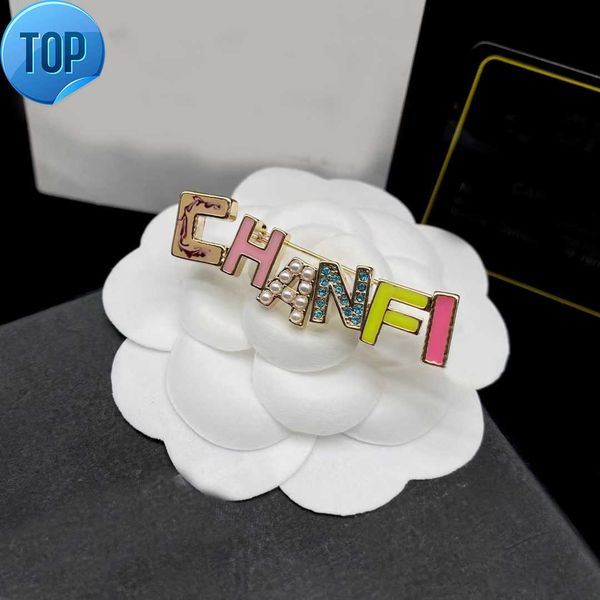 2022 new fashion color letter brooches pearl enamel luxury designer brooch pins for women party gift jewelry, Gray
2022 new fashion color letter brooches pearl enamel luxury designer brooch pins for women party gift jewelry, Gray