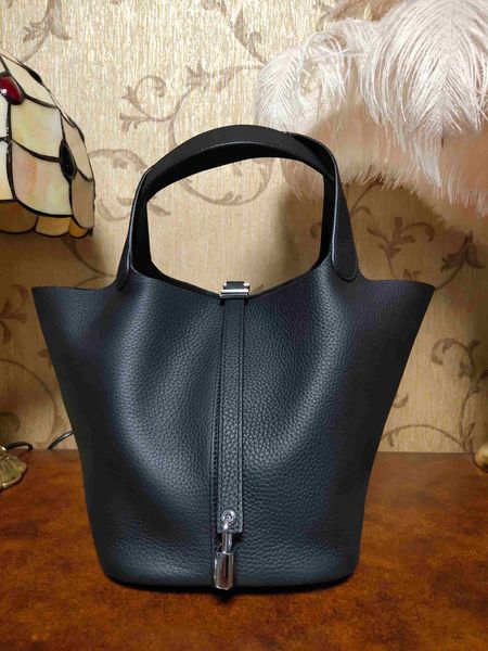 designer original herms madam huan tc cowhide wax thread hand sewn large vegetable basket bucket bag
designer original herms madam huan tc cowhide wax thread hand sewn large vegetable basket bucket bag