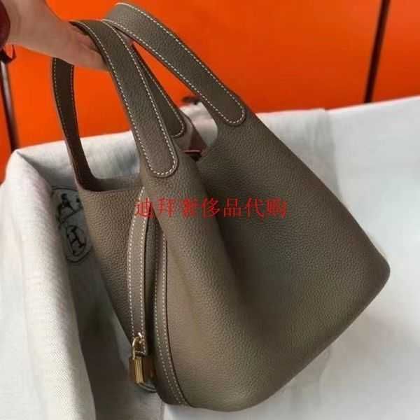 designer original herms high end h home basket portable women's bag bucket 2023 spring and summer new online red same style lychee patt
designer original herms high end h home basket portable women's bag bucket 2023 spring and summer new online red same style lychee patt