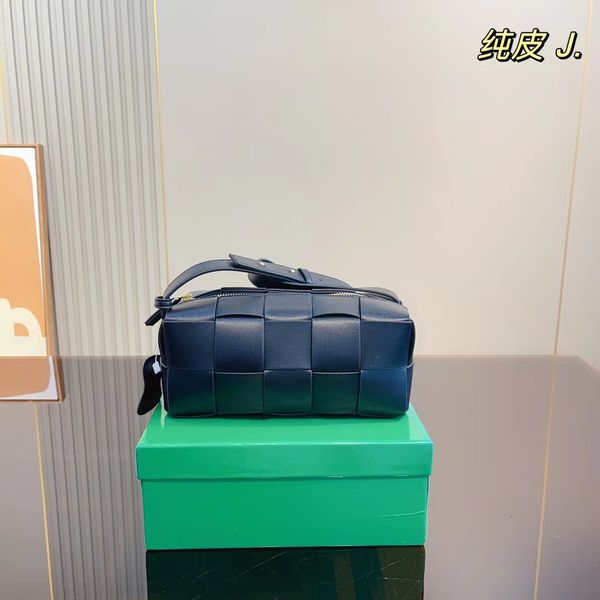 2023 luxury designer shoulder bag women's handbag large woven clutch handbag oblique span fanny pack pure leather
2023 luxury designer shoulder bag women's handbag large woven clutch handbag oblique span fanny pack pure leather